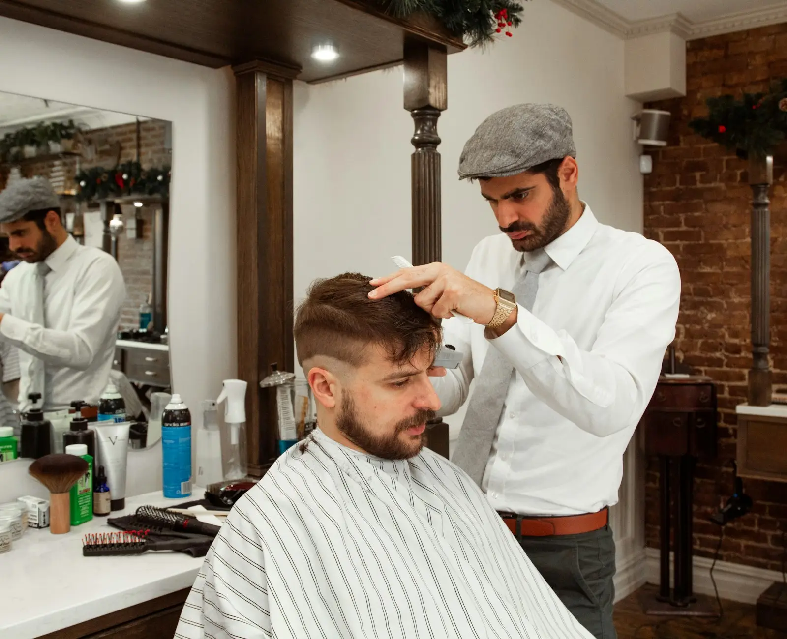 Barbeiro a cortar o cabelo de um cliente